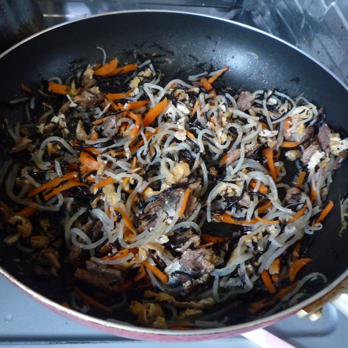 イワシの味噌煮缶で簡単ひじき煮